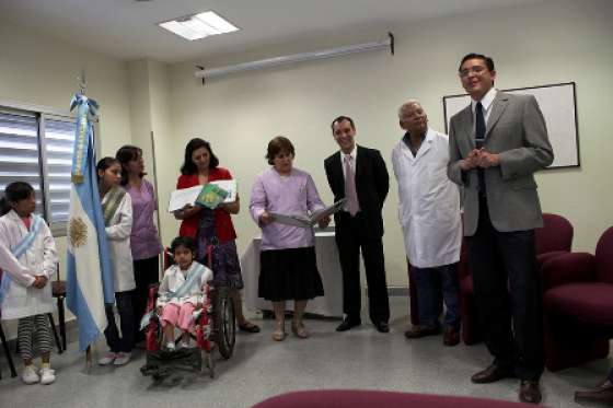 El Hospital Público Materno Infantil recibió libros del Fondo Editorial de la Provincia