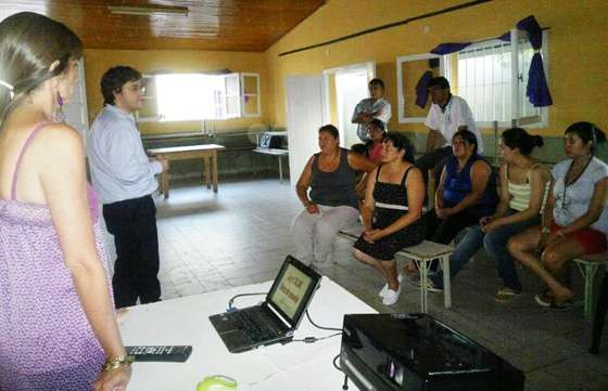 Capacitaron en consumo a referentes barriales de zona oeste