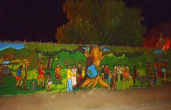 Jóvenes pintan un mural en Cerrillos