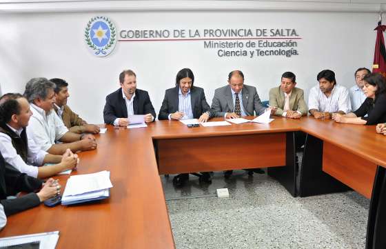El Gobierno acordó con los docentes un aumento salarial del 23,5% para 2013