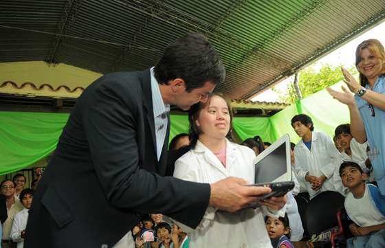 El Gobernador entregó más de 2.200 netbooks en dos escuelas de Tartagal