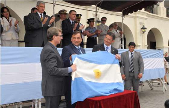 El ministro de Cultura y Turismo entregó al intendente Isa la Bandera del Bicentenario