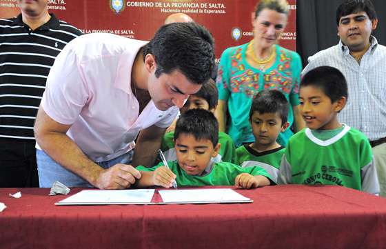 “En el Centro Vecinal los chicos podrán divertirse, aprender y crecer sanamente”, dijo el Gobernador