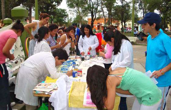 Cientos de niños y jóvenes exhibirán sus producciones artísticas en la plaza 9 de Julio