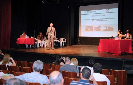 Se presentó un proyecto para construir viviendas con energía renovable