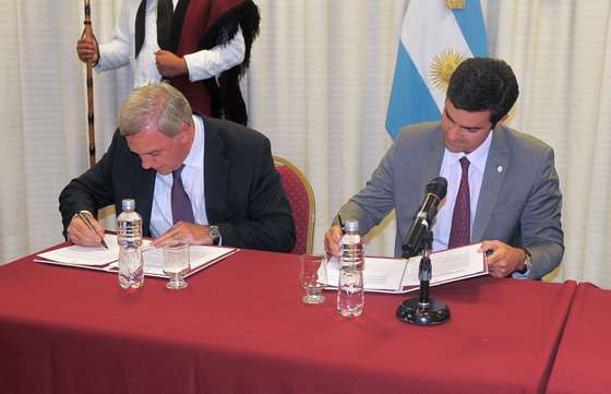La Provincia firmó un convenio para la construcción de la autopista Cerrillos – El Carril y un canal colector