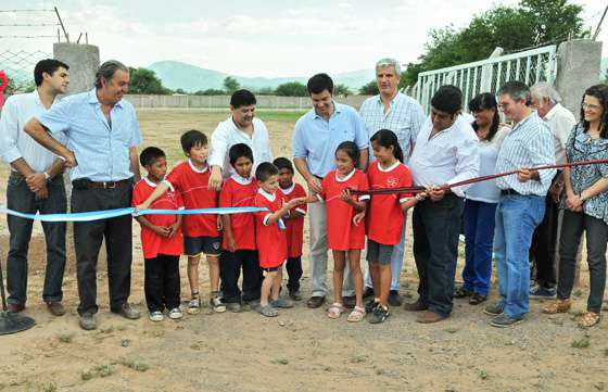 El Gobernador habilitó la obra de iluminación en el acceso a La Viña