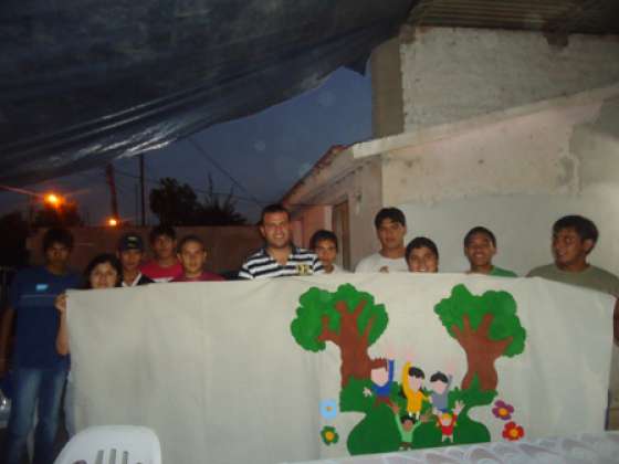 Más de 20 jóvenes pintan murales en el barrio Siglo XXI