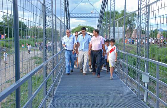 El Gobernador inauguró un puente peatonal sobre el río Arias