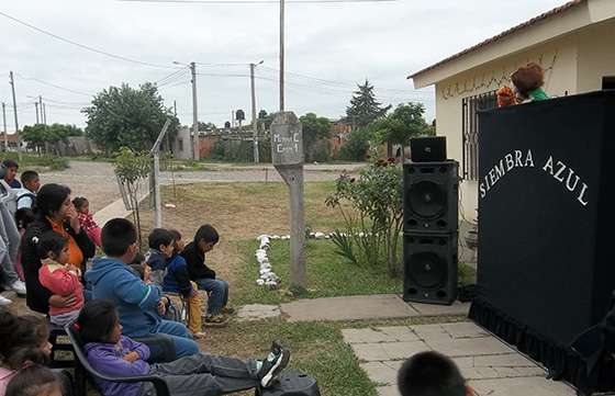 Show de títeres de la Policía en el barrio Juan Carlos García Basalo