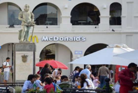 Tras intimaciones de la COPAUPS, la empresa McDonald’s retiró el cartel sobre Plazoleta IV Siglos