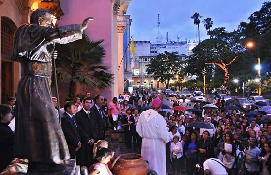 Presentaron la estatua de bronce de Juan Pablo  II