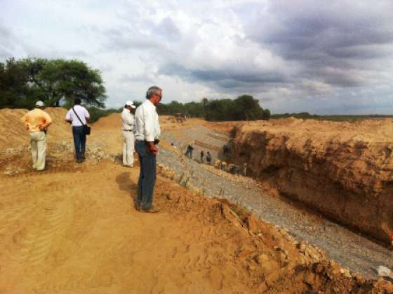 Ejecutan obras de defensa y provisión de agua potable en Santa Victoria Este