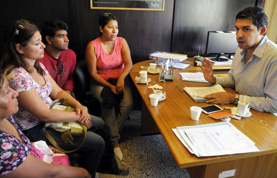 Funcionario del Ministerio de Gobierno recibió a los vecinos de Santa Mónica