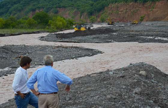 Intenso trabajo para el encauzamiento del río Corralito