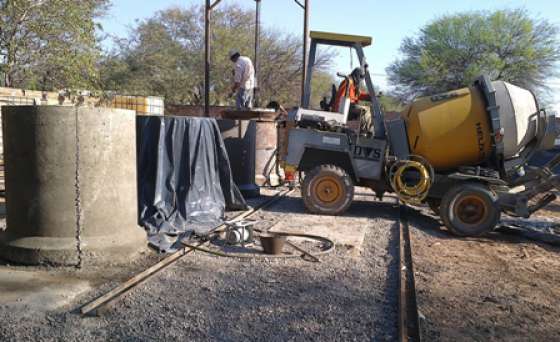 Vialidad Provincial construye caños de hormigón para alcantarillas