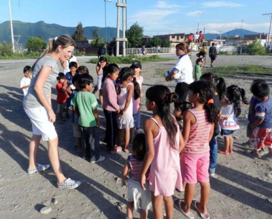 Promueven actividades recreativas y de contención en barrios de capital