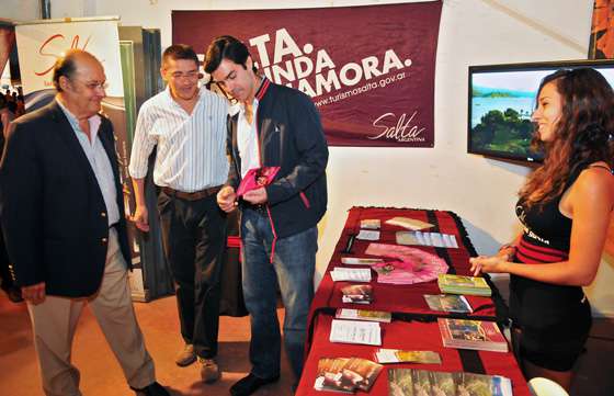 En Cosquín el Gobernador visitó el stand institucional de Salta