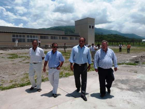 Ultiman detalles en la escuela técnica  de Campo Quijano