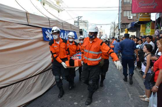 Defensa Civil realizó un simulacro en el mercado San Miguel con otras instituciones