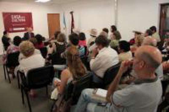 A sala llena se realizó la primera charla del ciclo 