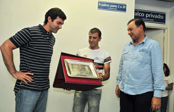 Urtubey hizo entrega de una plaqueta al ciclista Daniel Diaz, ganador del Tours de San Luis