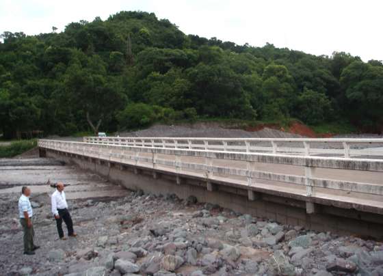 Vialidad de la Provincia trabaja en el puente de Corralito