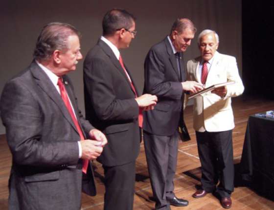 El Instituto Nacional Belgraniano entregó medallas del Bicentenario