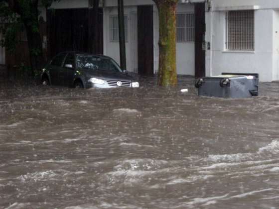 Defensa Civil trabajó con los damnificados de la ruta 68 hasta las primeras horas de hoy