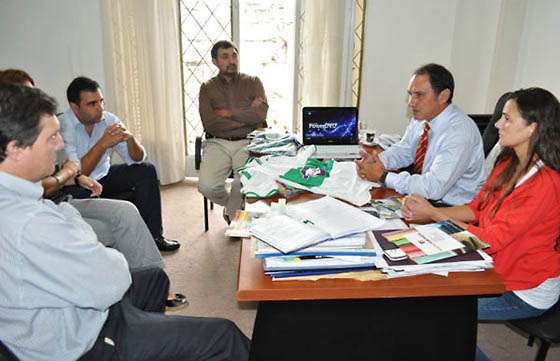 Fábricas textiles harían 200 mil equipos de ropa quirúrgica para una cooperativa cordobesa