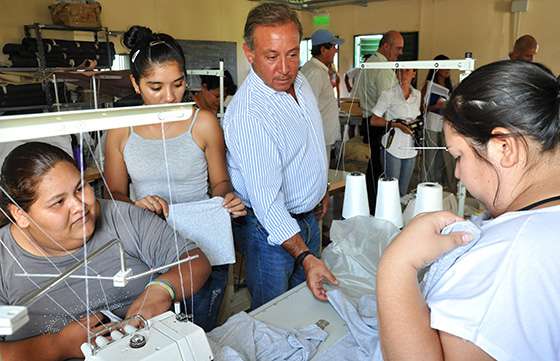 Fábricas Textiles producirán mensualmente 60 mil equipos de ropa quirúrgica descartable