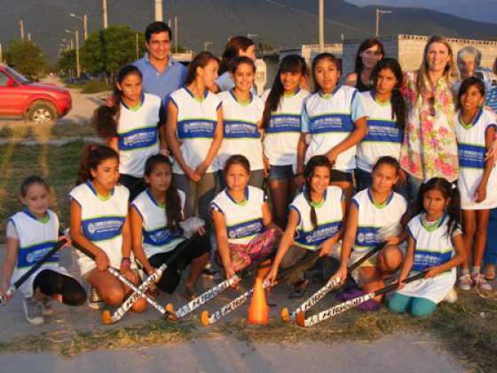 Jóvenes de Solidaridad y Primera Junta recibieron elementos para practicar hockey