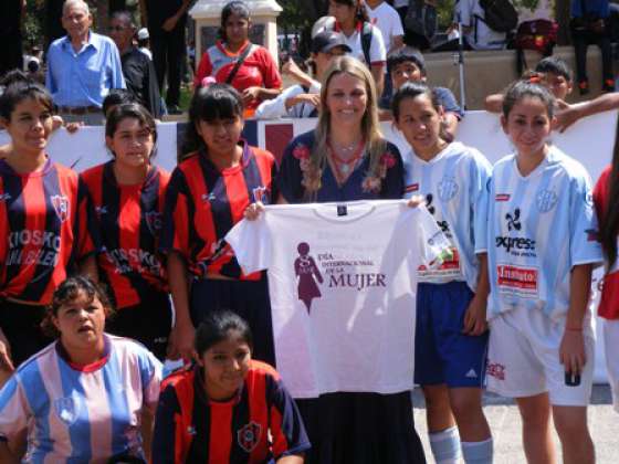 Actividades deportivas en Plaza 9 de Julio por el Día de la Mujer