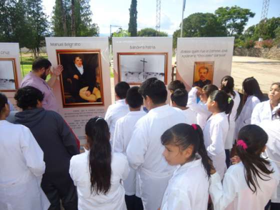 Se presentó en Coronel Moldes la muestra Curiosidades del Bicentenario
