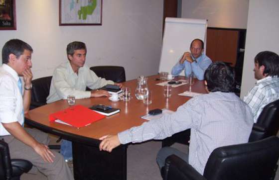 Funcionarios de Recursos Energéticos y Mineros se reunieron con autoridades de Cerámica Alberdi