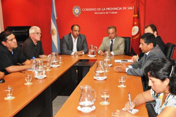 Garantizan incrementos de haberes a personal de maestranza