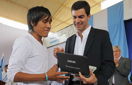 Urtubey encabezó la entrega de netbook  para estudiantes secundarios de Santa Victoria Este