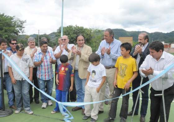 Rodolfo Urtubey entregó elemento deportivos en la cancha polifuncional de Salvador Mazza