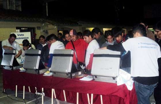 Más de 500 jóvenes aprendieron a usar el voto electrónico en Cerrillos