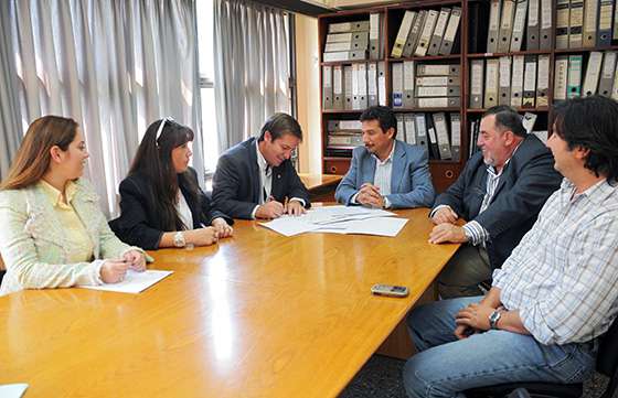 La Provincia firmó el contrato de obra para escuelas de Cachi y Capital