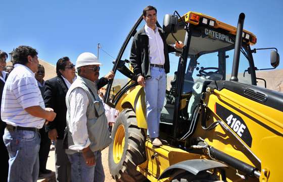 En Tolar Grande el Gobernador entregó maquinarias y anunció la construcción  de nuevas viviendas