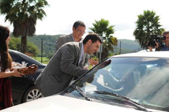 El Gobernador recibió a los turistas de Semana Santa