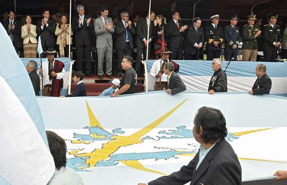 El gobernador Urtubey encabezó el desfile en homenaje a los héroes de Malvinas