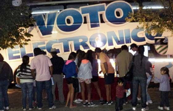 Vecinos de El Jardín aprendieron a utilizar el voto electrónico