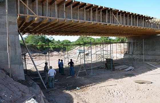Se construye un nuevo puente sobre río La Cañada