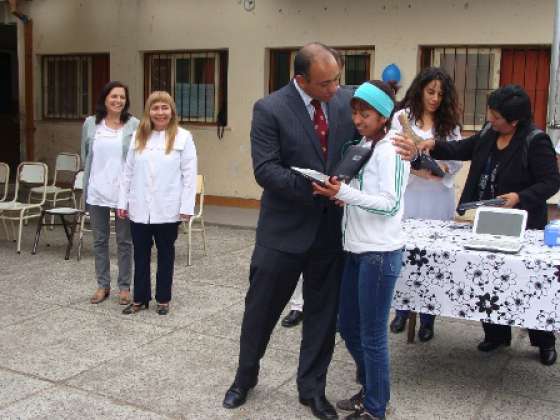 Alumnos y docentes del colegio secundario de barrio San José recibieron sus netbooks