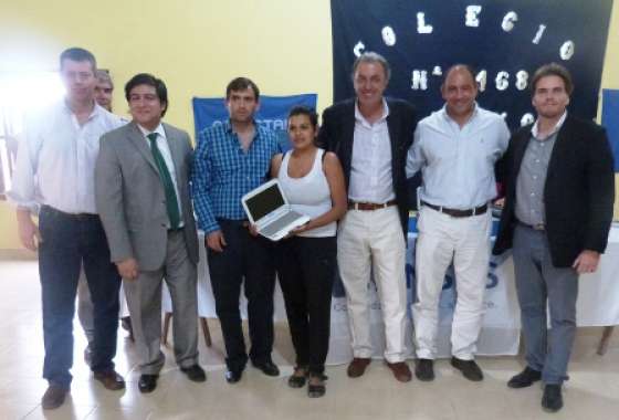 Más de 390 estudiantes de Güemes y Cobos recibieron sus computadoras personales