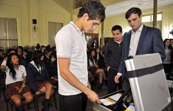 Jóvenes de la escuela Normal aprendieron a utilizar el voto electrónico