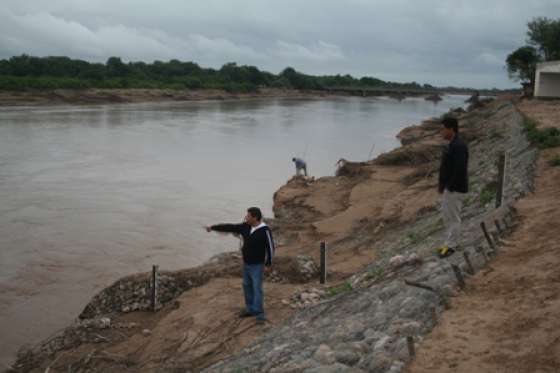 Refuerzan las defensas del río Pilcomayo