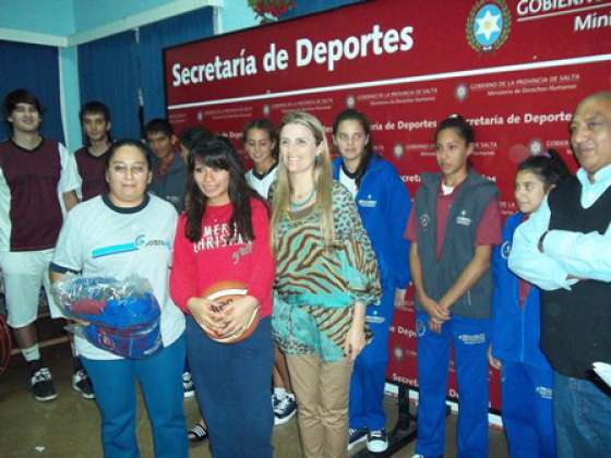 Entregaron indumentaria a los deportistas que competirán en los Juegos Trasandinos